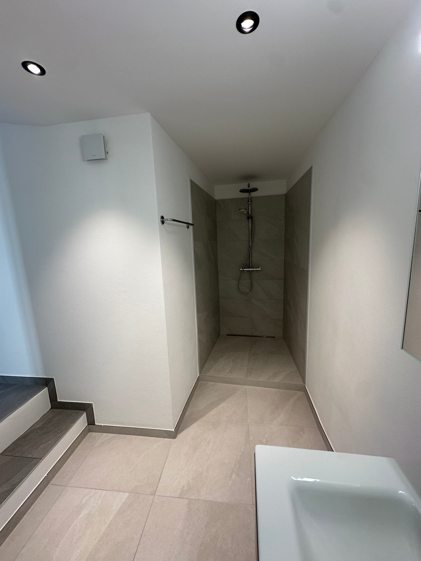 1 mit grosser Walk-in-Dusche